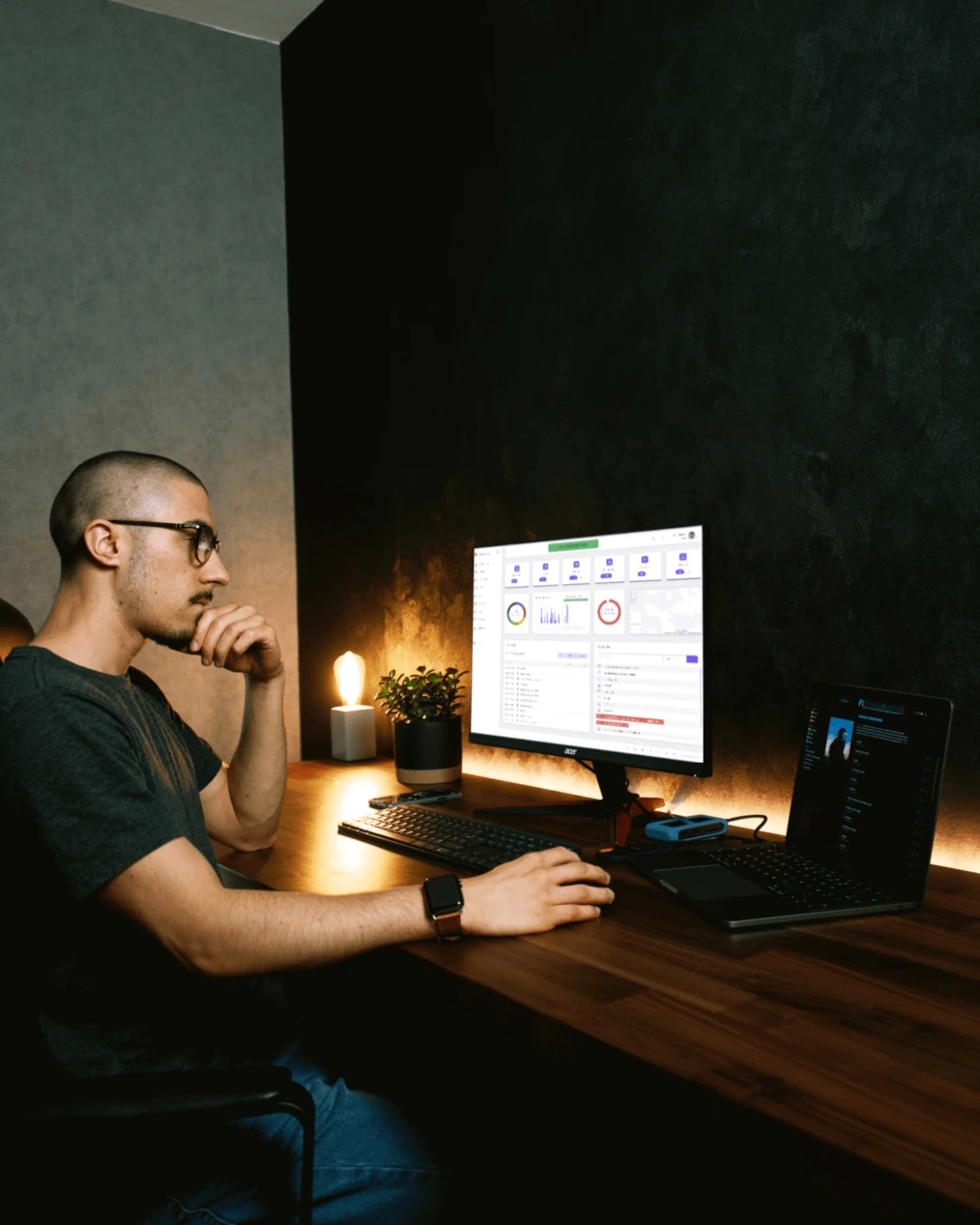 Dronedesk light on a desktop